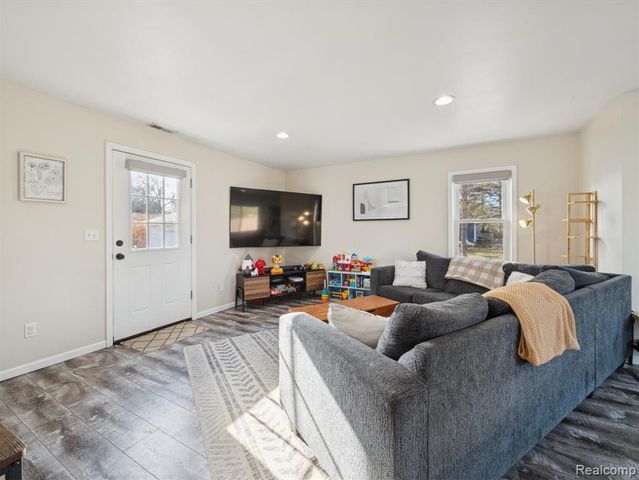 290 Vinona Terrace, Commerce Twp, MI 48382