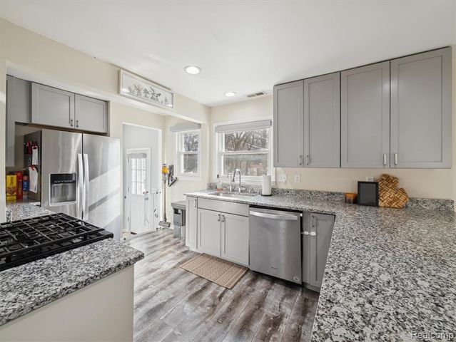 290 Vinona Terrace, Commerce Twp, MI 48382