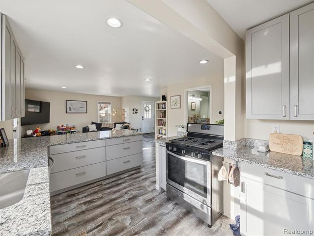 290 Vinona Terrace, Commerce Twp, MI 48382