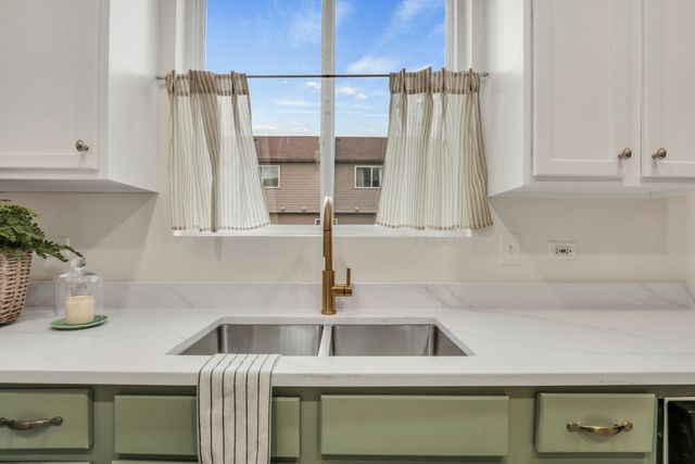 983 Ellsworth Drive, Grayslake, IL 60030