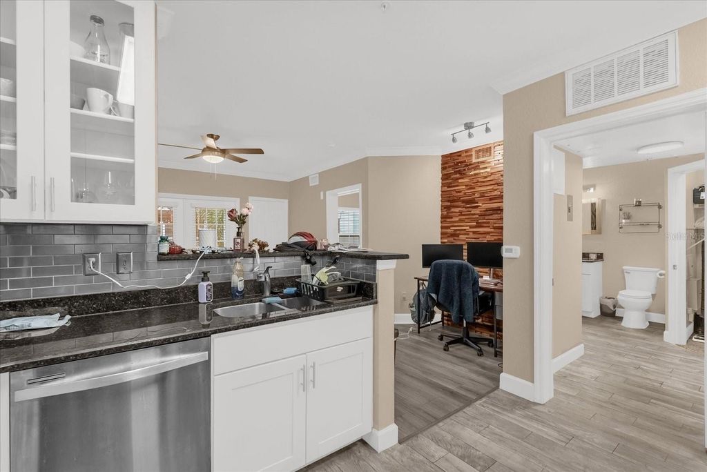 Image 10 of property listing at 304 E SOUTH STREET 2026, Orlando, FL 32801