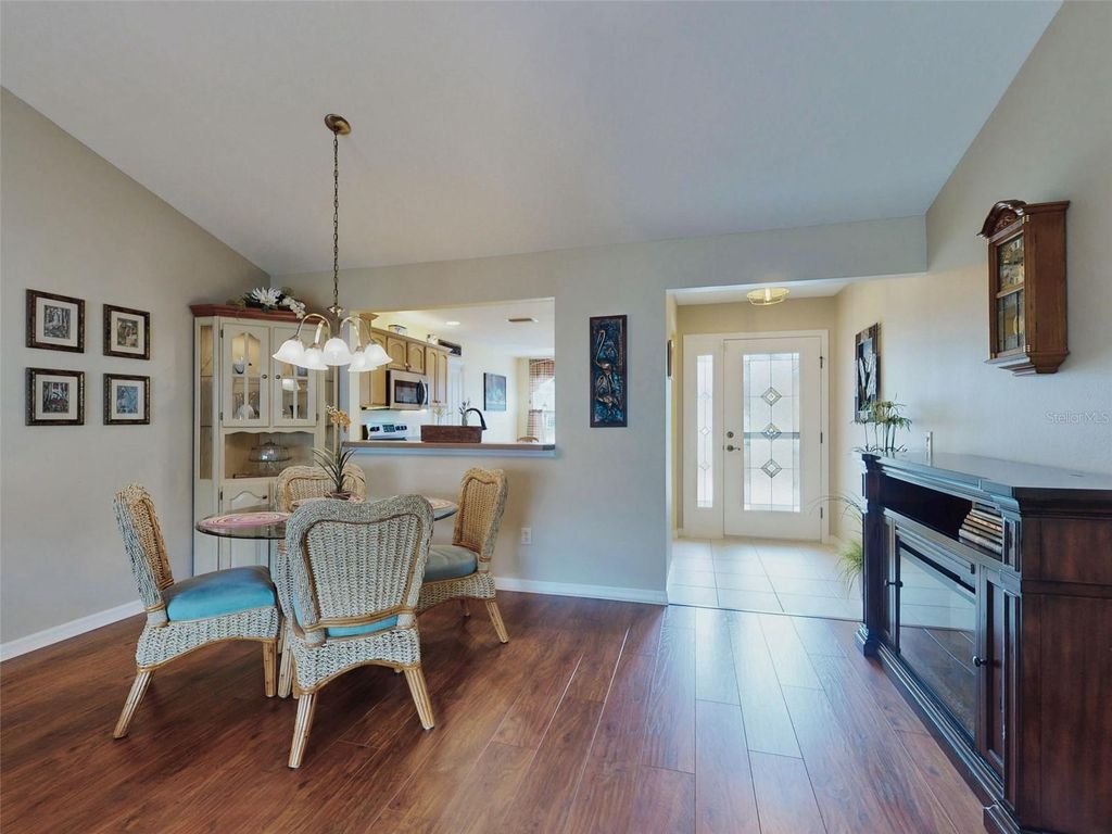 Image 14 of property listing at 2752 IRIS WAY, The Villages, FL 32162