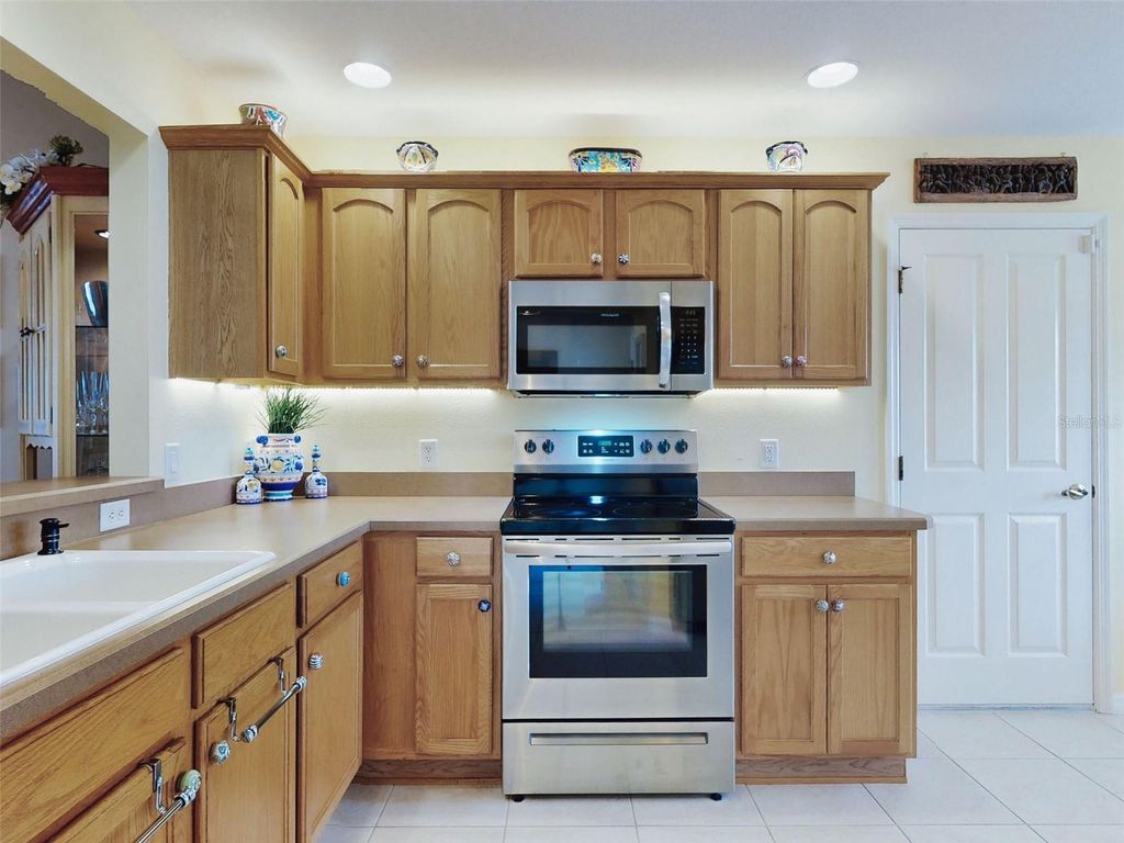 Image 19 of property listing at 2752 IRIS WAY, The Villages, FL 32162