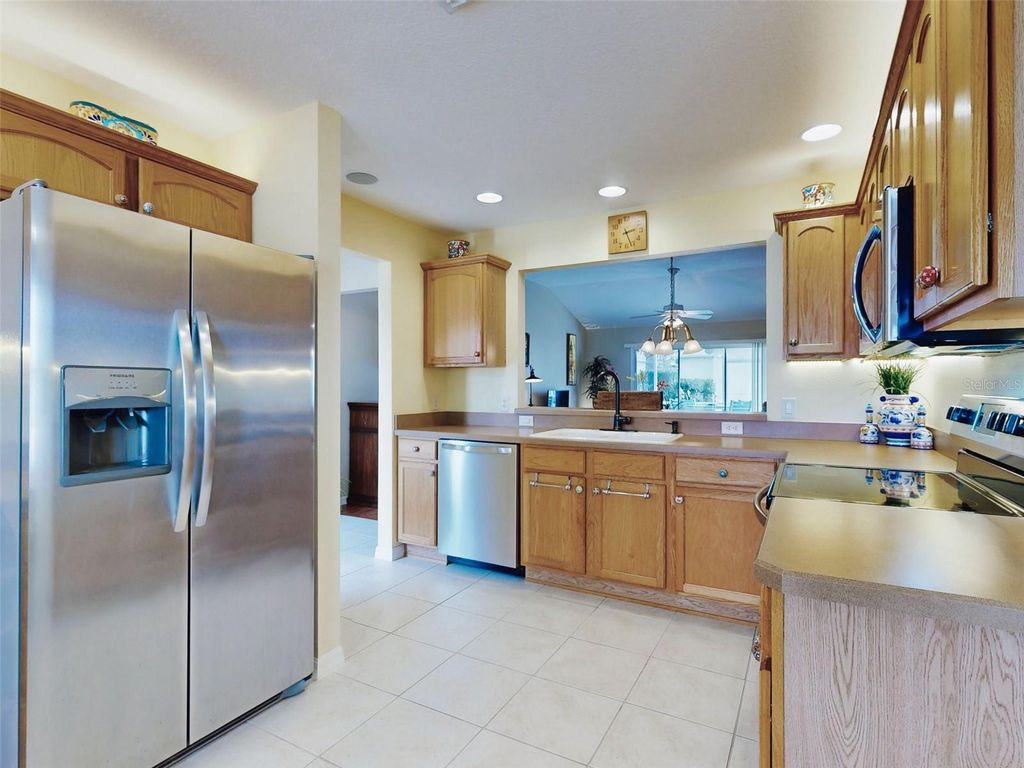 Image 21 of property listing at 2752 IRIS WAY, The Villages, FL 32162