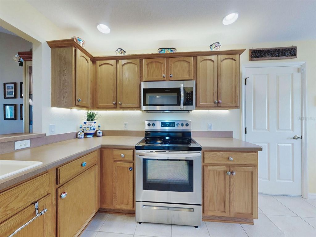 Image 26 of property listing at 2752 IRIS WAY, The Villages, FL 32162