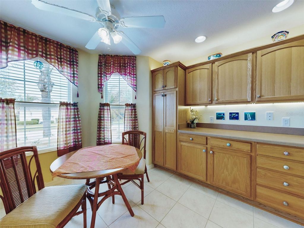 Image 27 of property listing at 2752 IRIS WAY, The Villages, FL 32162