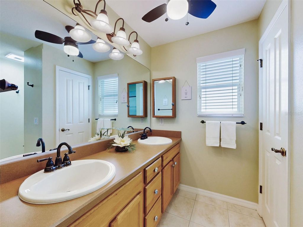 Image 35 of property listing at 2752 IRIS WAY, The Villages, FL 32162