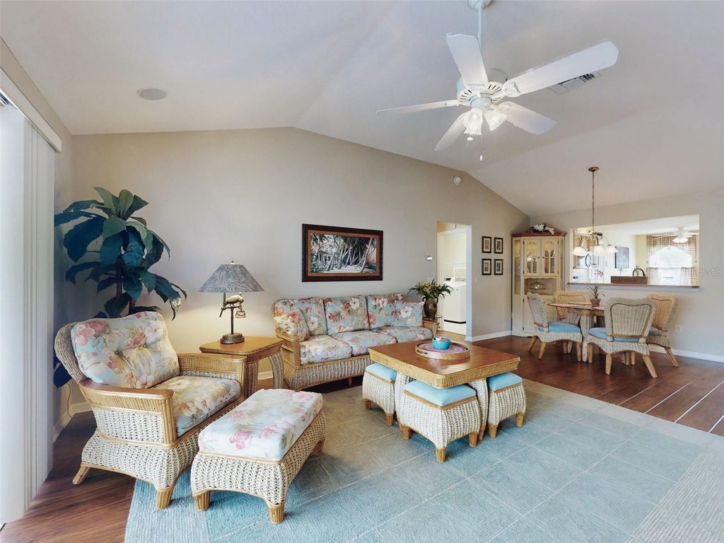 Image 9 of property listing at 2752 IRIS WAY, The Villages, FL 32162