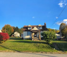 1014 N 4th St, Jeannette, PA 15644