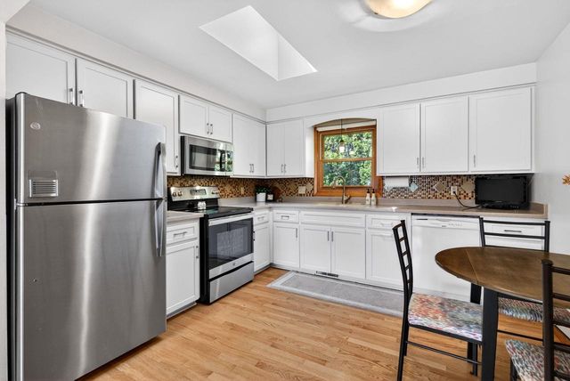 1296 LAKEVIEW LANE, Menasha, WI 54952