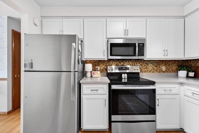 1296 LAKEVIEW LANE, Menasha, WI 54952