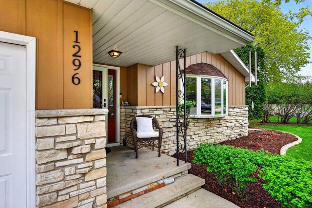 1296 LAKEVIEW LANE, Menasha, WI 54952