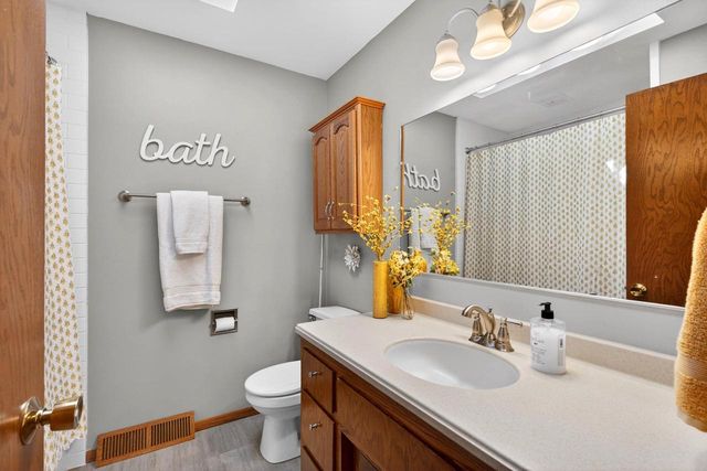 1296 LAKEVIEW LANE, Menasha, WI 54952