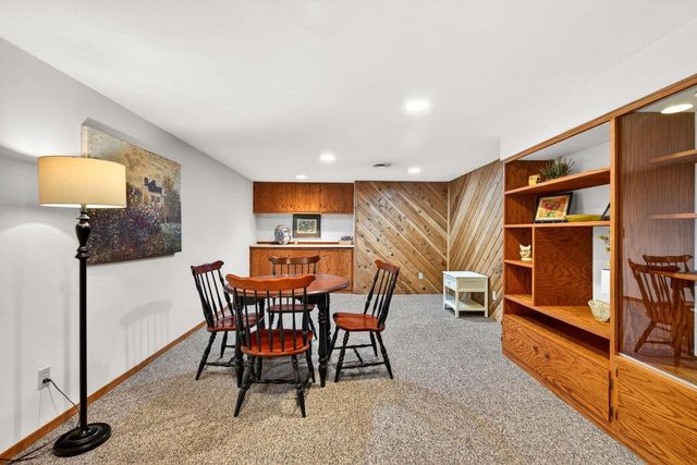 1296 LAKEVIEW LANE, Menasha, WI 54952