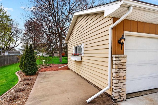 1296 LAKEVIEW LANE, Menasha, WI 54952