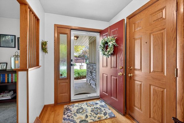 1296 LAKEVIEW LANE, Menasha, WI 54952