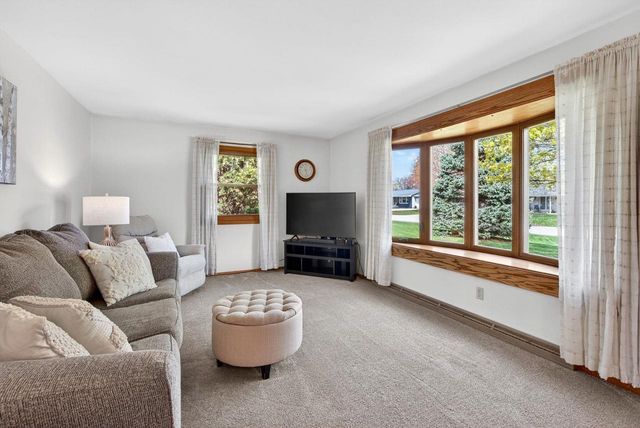 1296 LAKEVIEW LANE, Menasha, WI 54952