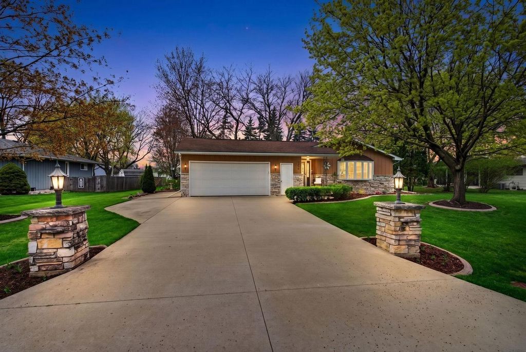1296 LAKEVIEW LANE, Menasha, WI 54952