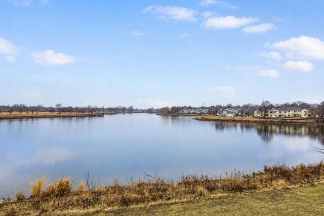372 Springlake Lane C, Aurora, IL 60504