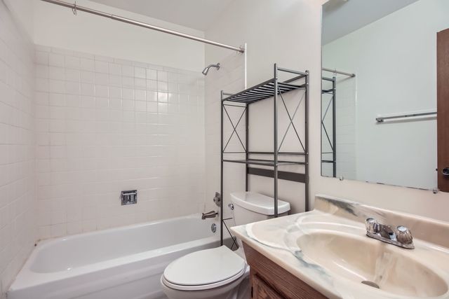372 Springlake Lane C, Aurora, IL 60504