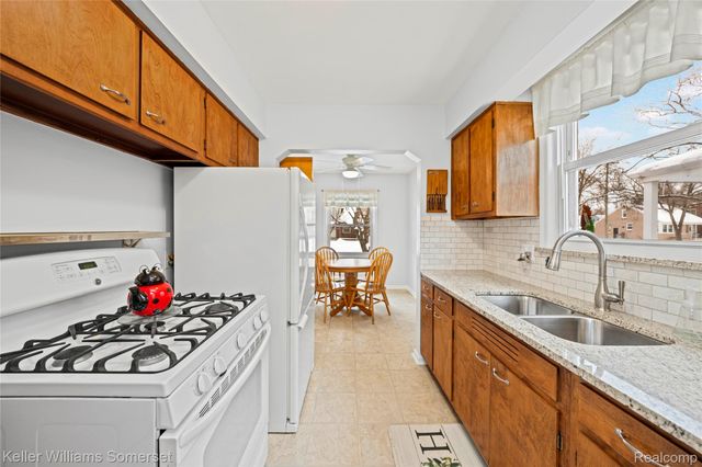 23221 Forest Street, Oak Park, MI 48237