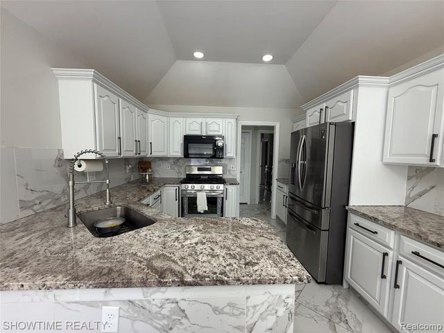 21523 Mackenzie Drive, Macomb, MI 48044