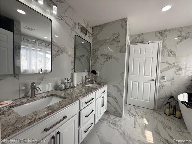 21523 Mackenzie Drive, Macomb, MI 48044