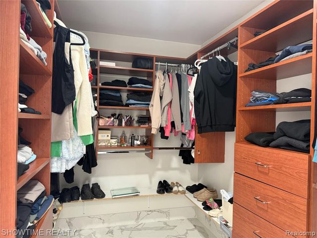 21523 Mackenzie Drive, Macomb, MI 48044
