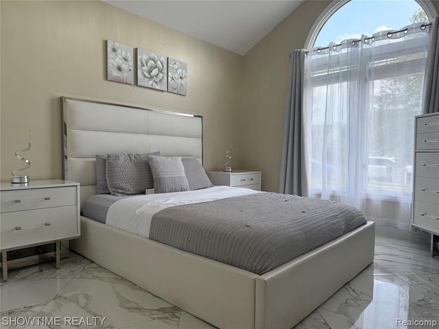 21523 Mackenzie Drive, Macomb, MI 48044