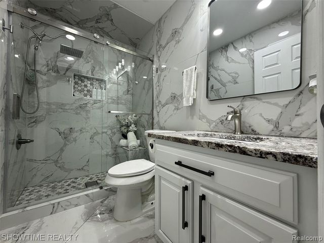 21523 Mackenzie Drive, Macomb, MI 48044