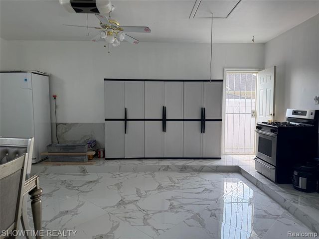 21523 Mackenzie Drive, Macomb, MI 48044