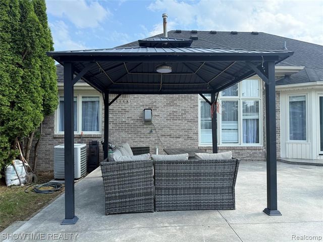 21523 Mackenzie Drive, Macomb, MI 48044