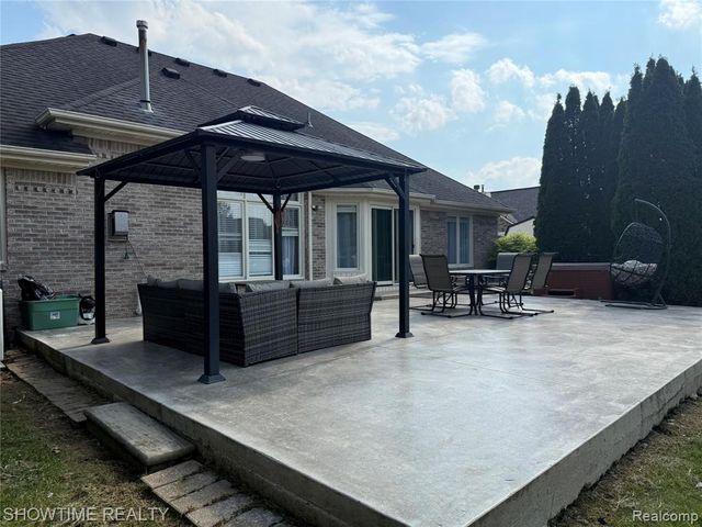 21523 Mackenzie Drive, Macomb, MI 48044