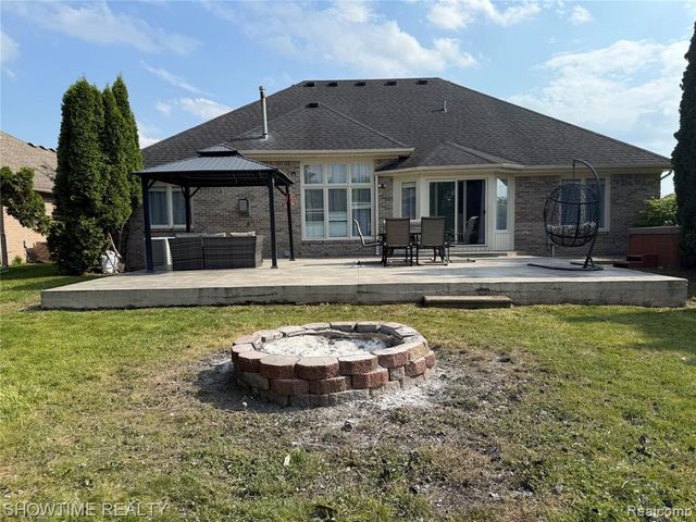 21523 Mackenzie Drive, Macomb, MI 48044