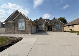 21523 Mackenzie Drive, Macomb, MI 48044