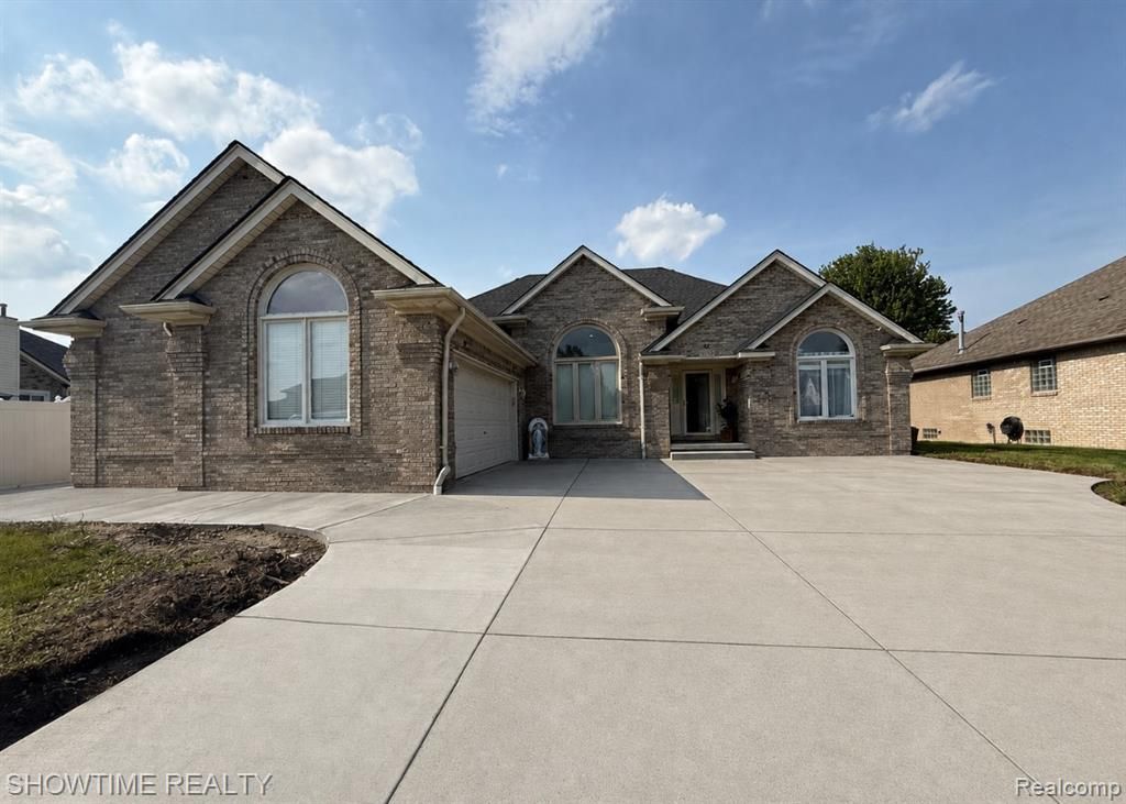 21523 Mackenzie Drive, Macomb, MI 48044