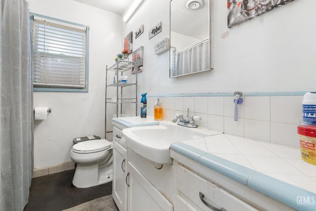 2615 Truxtun Avenue, Bakersfield, CA 93301