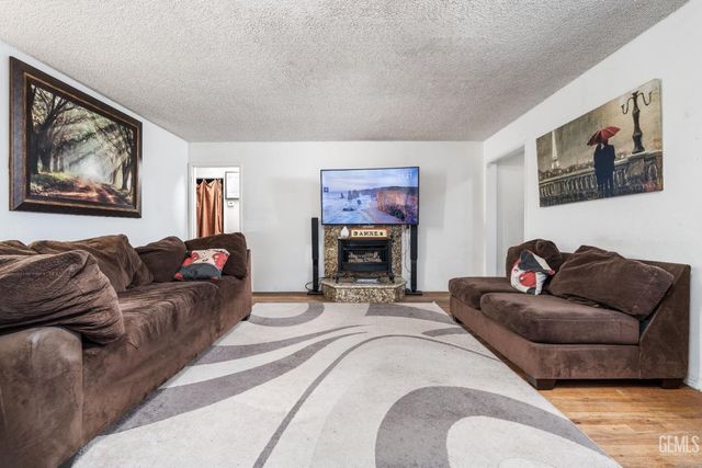 2615 Truxtun Avenue, Bakersfield, CA 93301