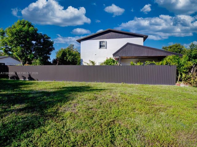 5284 NW 193rd Ln, Miami Gardens, FL 33055