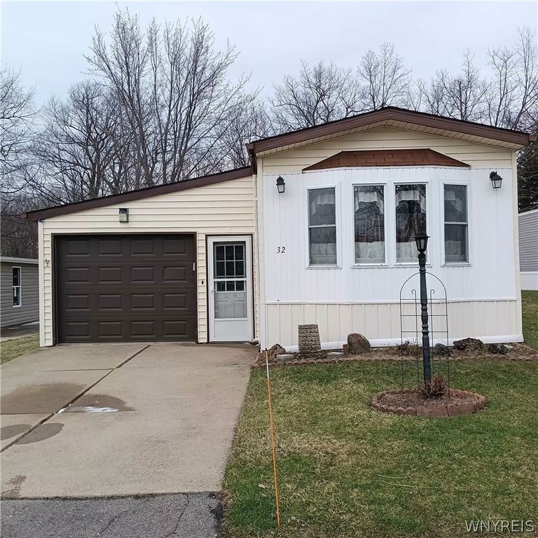 32 Brookridge Drive, Hamburg, NY 14075