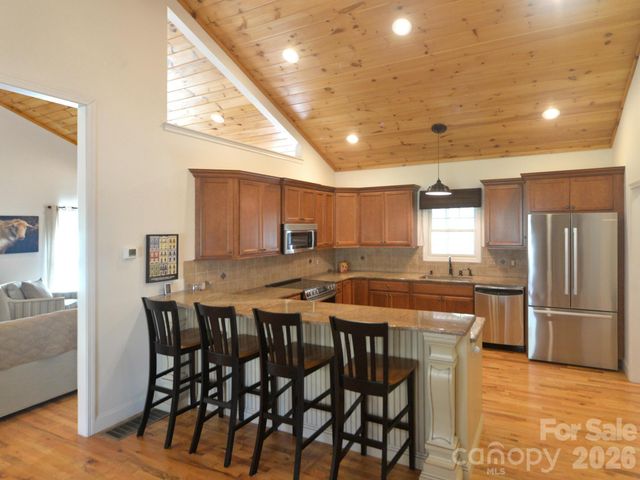 95 Creeks Edge Drive, Hendersonville, NC 28739