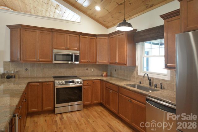 95 Creeks Edge Drive, Hendersonville, NC 28739