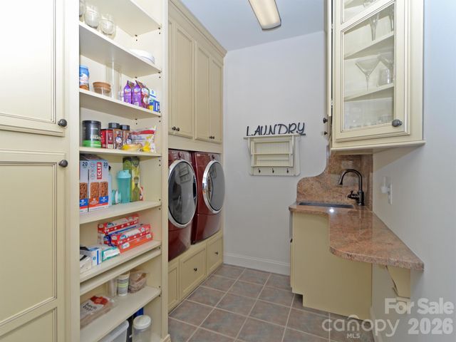 95 Creeks Edge Drive, Hendersonville, NC 28739
