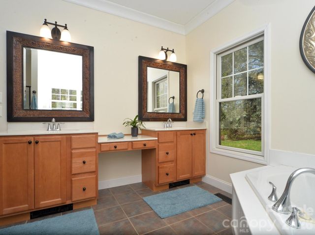 95 Creeks Edge Drive, Hendersonville, NC 28739