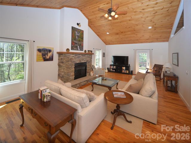 95 Creeks Edge Drive, Hendersonville, NC 28739