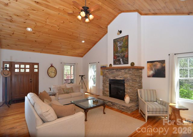 95 Creeks Edge Drive, Hendersonville, NC 28739