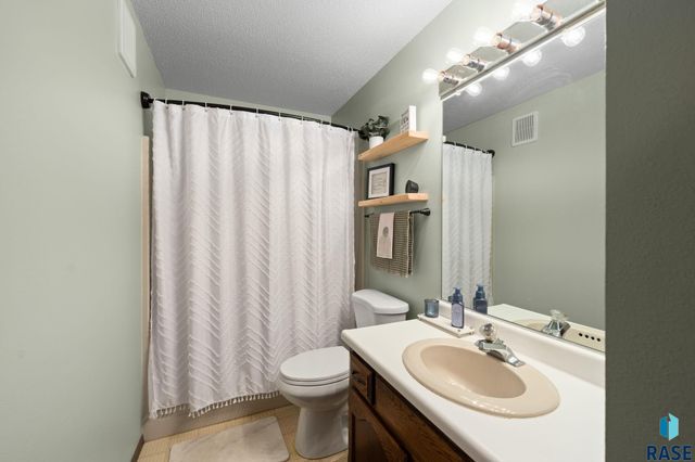 4709 E Alpine Cir Circle, Sioux Falls, SD 57110