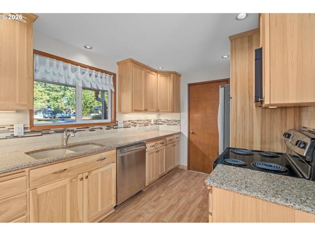 15916 S HENRICI Rd, Oregon City, OR 97045