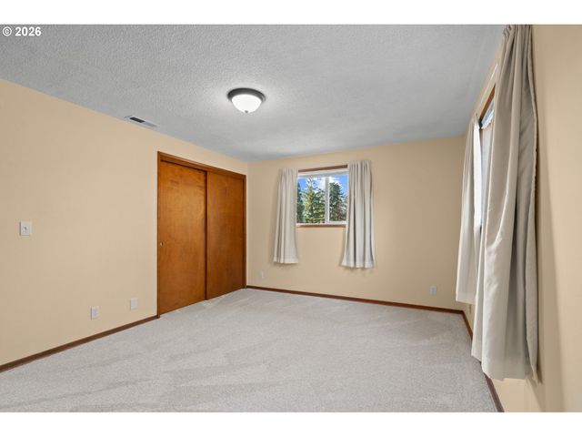 15916 S HENRICI Rd, Oregon City, OR 97045