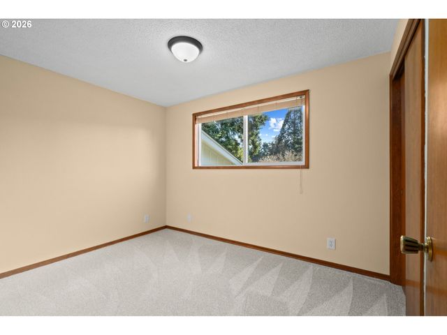 15916 S HENRICI Rd, Oregon City, OR 97045